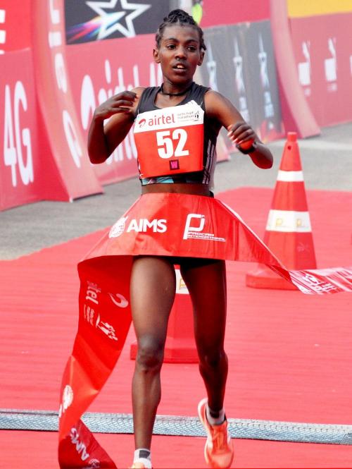 Ethiopia's Worknesh Degefa winning the Airtel Delhi Half Marathon 2016.jpg